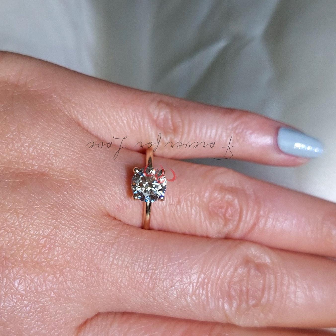 Bague de fiançailles avec diamant de laboratoire rond certifié IGI de 1,5 carat Round cut 1Ct Moissanite, taille brillant engagement ring in Gold or Platinum — custom handcrafted by Forever For Love