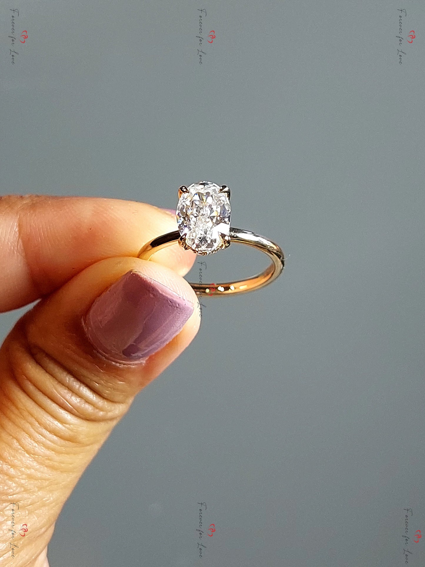 Ovale Moissanit-Solitär-Verlobungsring mit verstecktem Halo Oval cut Moissanite engagement ring in 935er Argentium Silber — custom handcrafted by Forever For Love