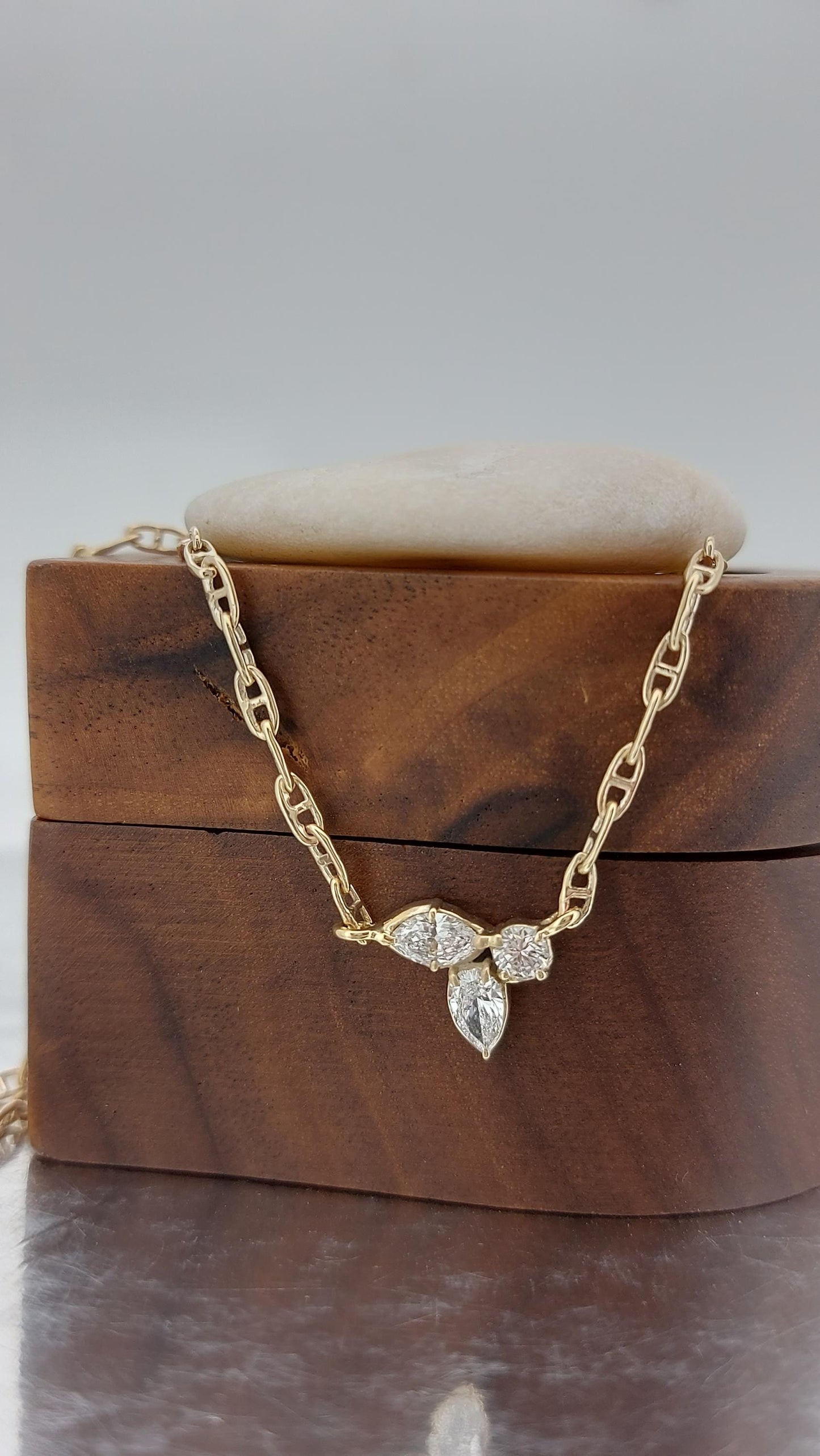 Collier en diamant de laboratoire certifié IGI, 0,5 carat E, VVS2, en or massif avec diamants poire, marquise et ronds, cadeau spécial pour elle. Moissanite engagement ring in Gold or Platinum — custom handcrafted by Forever For Love