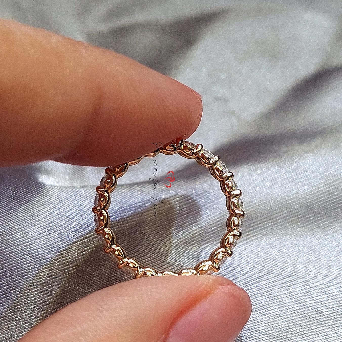 Alliance éternité complète avec diamants de laboratoire ovales Oval cut Moissanite taille brillant engagement ring in Gold or Platinum — custom handcrafted by Forever For Love