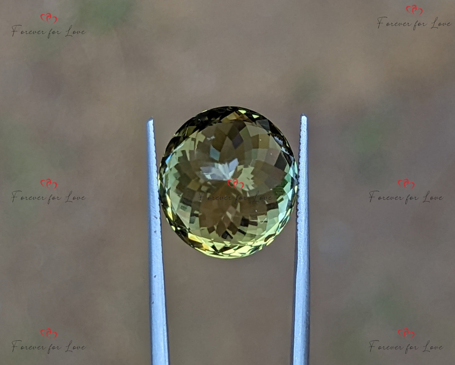 Ein natürlicher, wunderschöner, unbehandelter, riesiger, grüner Ceylon-Chrysoberyll mit einem dominanten Gelbgrün, personalisiertes Schmuckgeschenk für sie Moissanite engagement ring in Gold or Platinum — custom handcrafted by Forever For Love