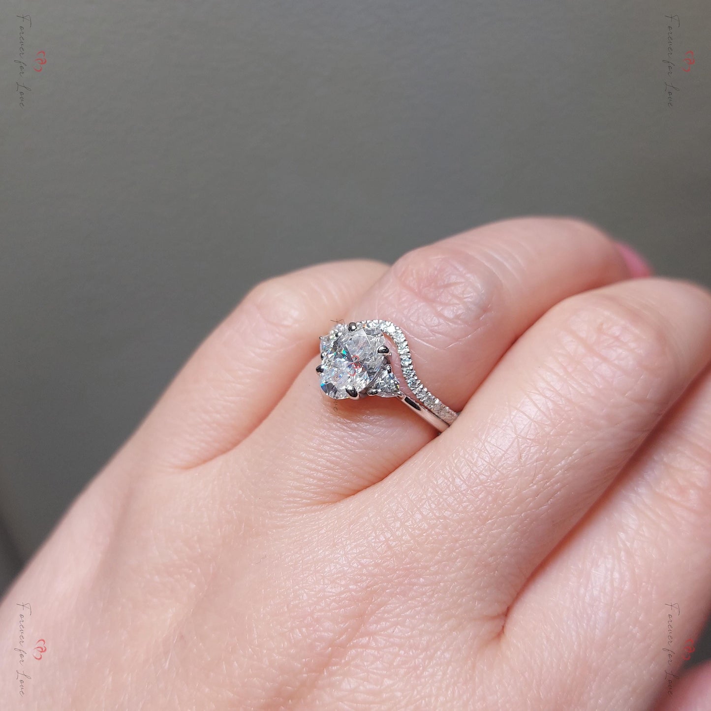 1,5 Karat ovaler Moissanit-Verlobungsring mit Akzentsteinen Oval cut Moissanite engagement ring in 935er Argentium Silber — custom handcrafted by Forever For Love