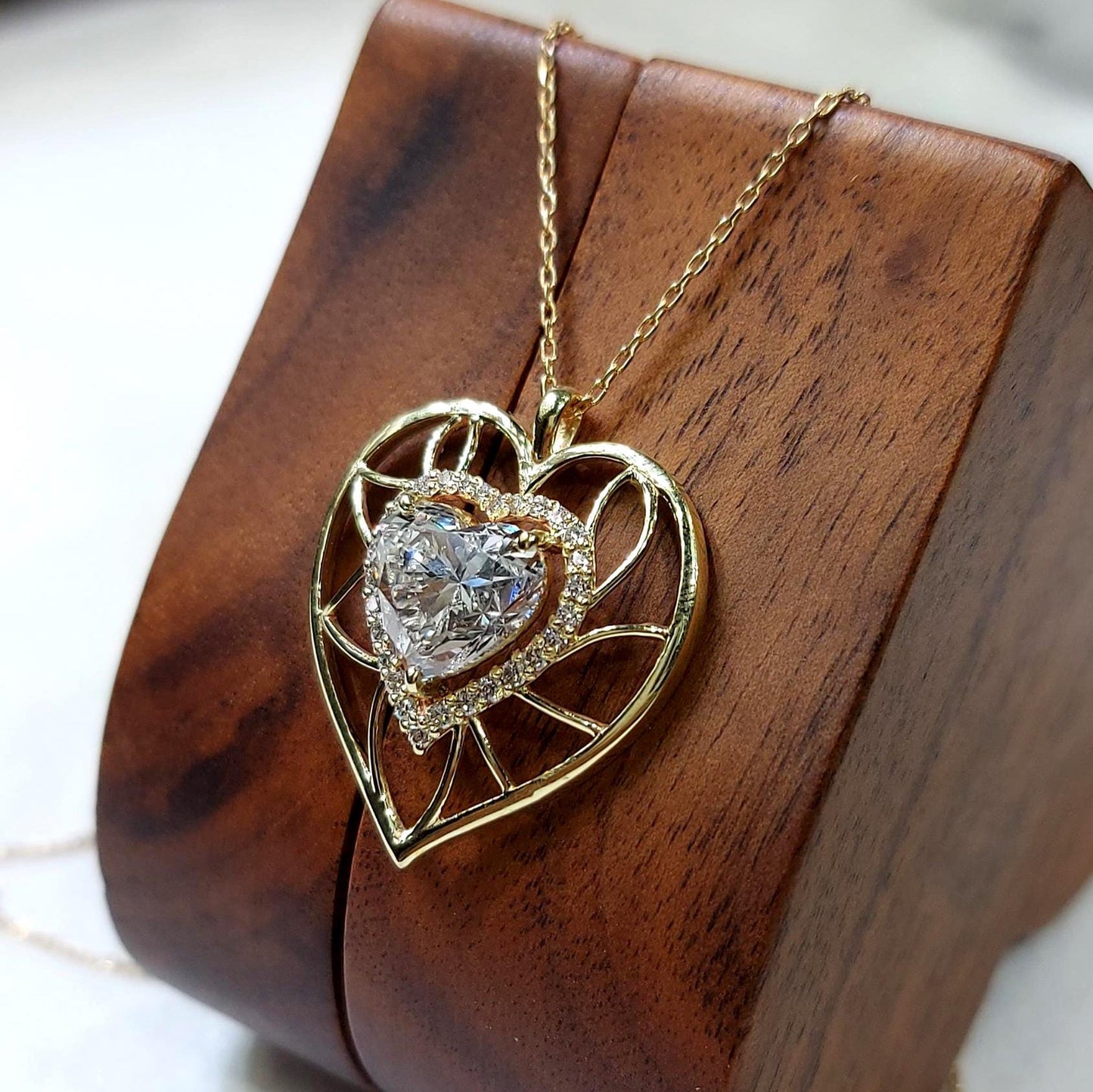 Herzförmige Diamantkette, 14 Karat Gelbgold, minimalistischer Anhänger, Labordiamant, einzigartiger Herzanhänger für Damen, besonderes Geschenk für sie. Moissanite engagement ring in Gold or Platinum — custom handcrafted by Forever For Love