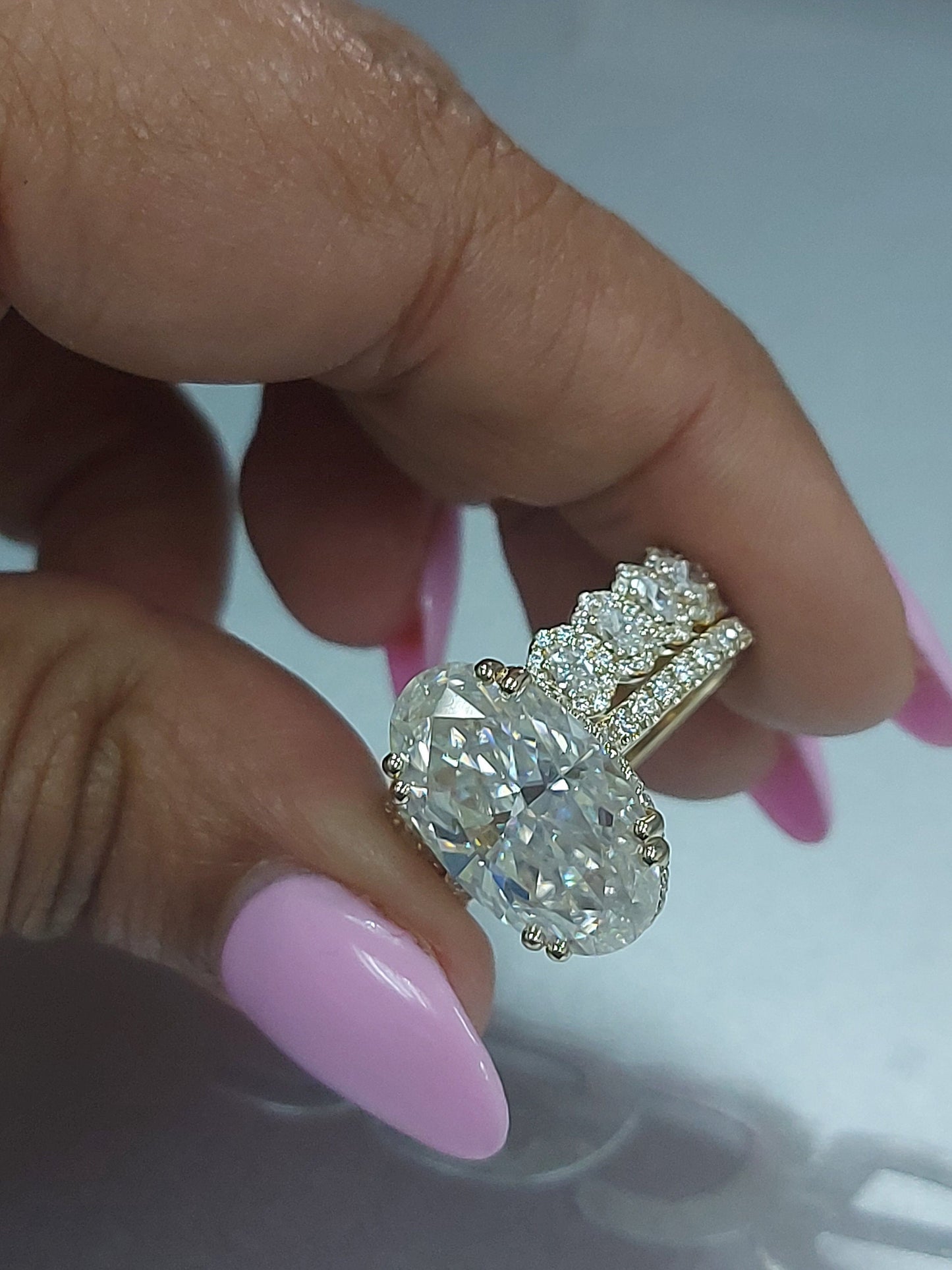 Bague ovale en or 9 carats avec diamant de laboratoire et moissanite (halo) Oval cut Moissanite Taille Brillant engagement ring in Gold or Platinum — custom handcrafted by Forever For Love