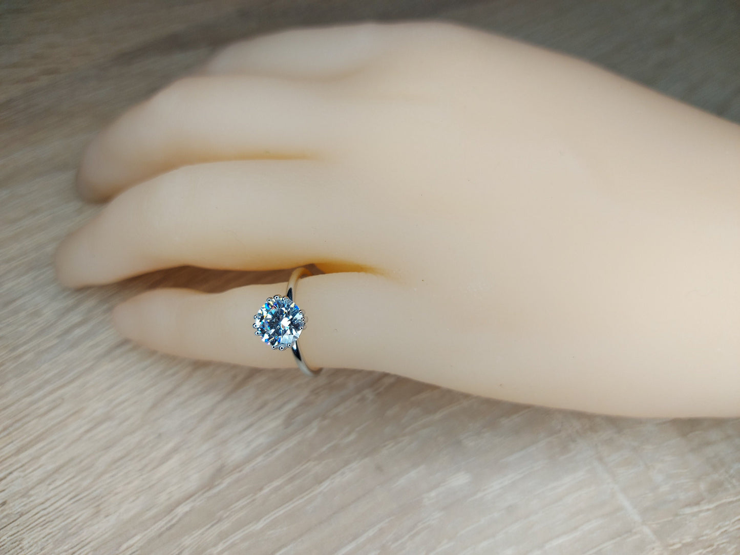 Bague de fiançailles en moissanite ronde de 1 carat avec serti à griffes Round cut 1Ct Moissanite Taille Brillant engagement ring in Gold or Platinum — custom handcrafted by Forever For Love