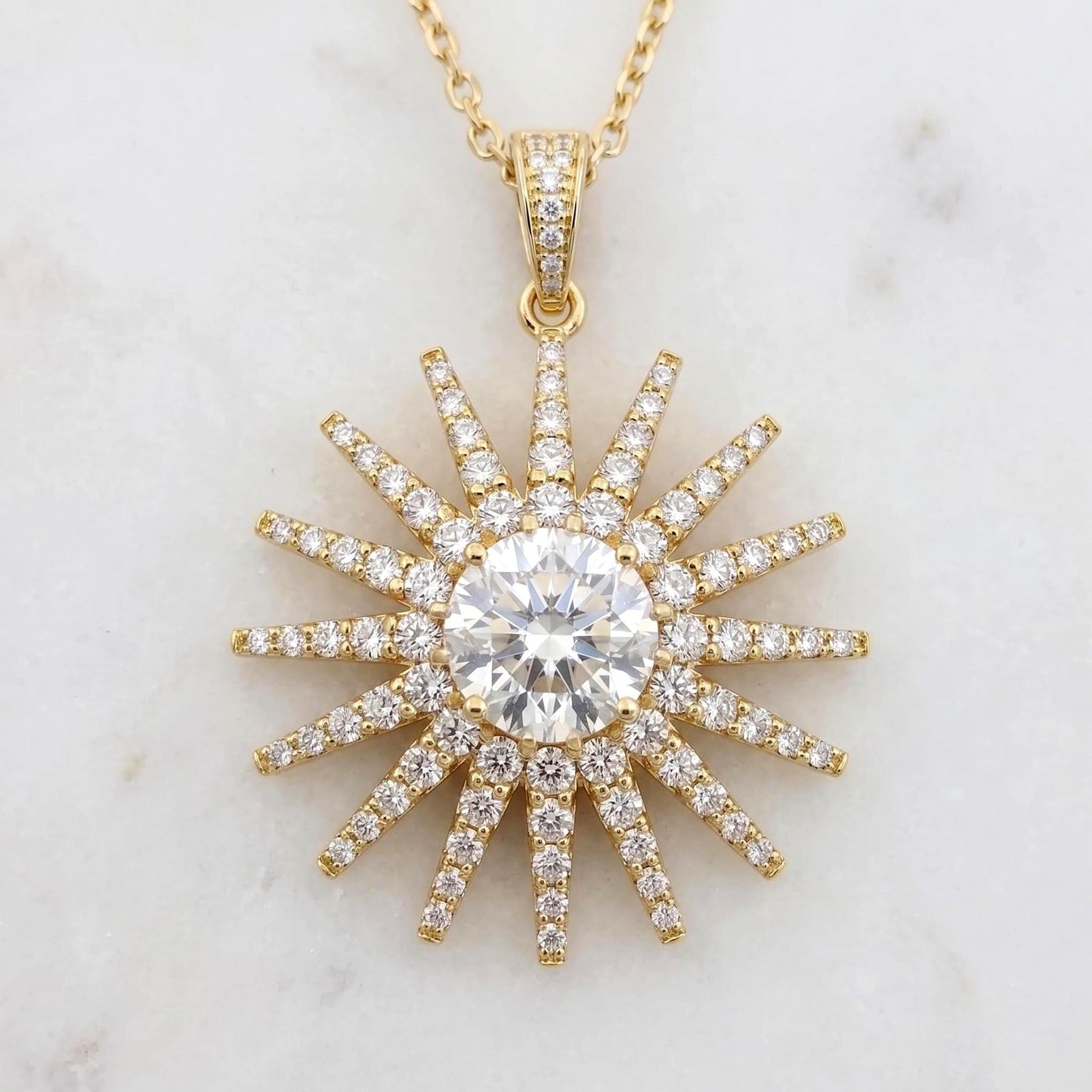 2,1 Karat E/VVS2 zertifizierter runder Diamant-Solitaire-Anhänger im Sunburst-Design mit Kette. 14k Gelbgold, im Labor gezüchteter Diamant, perfektes Geschenk Moissanite engagement ring in Gold or Platinum — custom handcrafted by Forever For Love