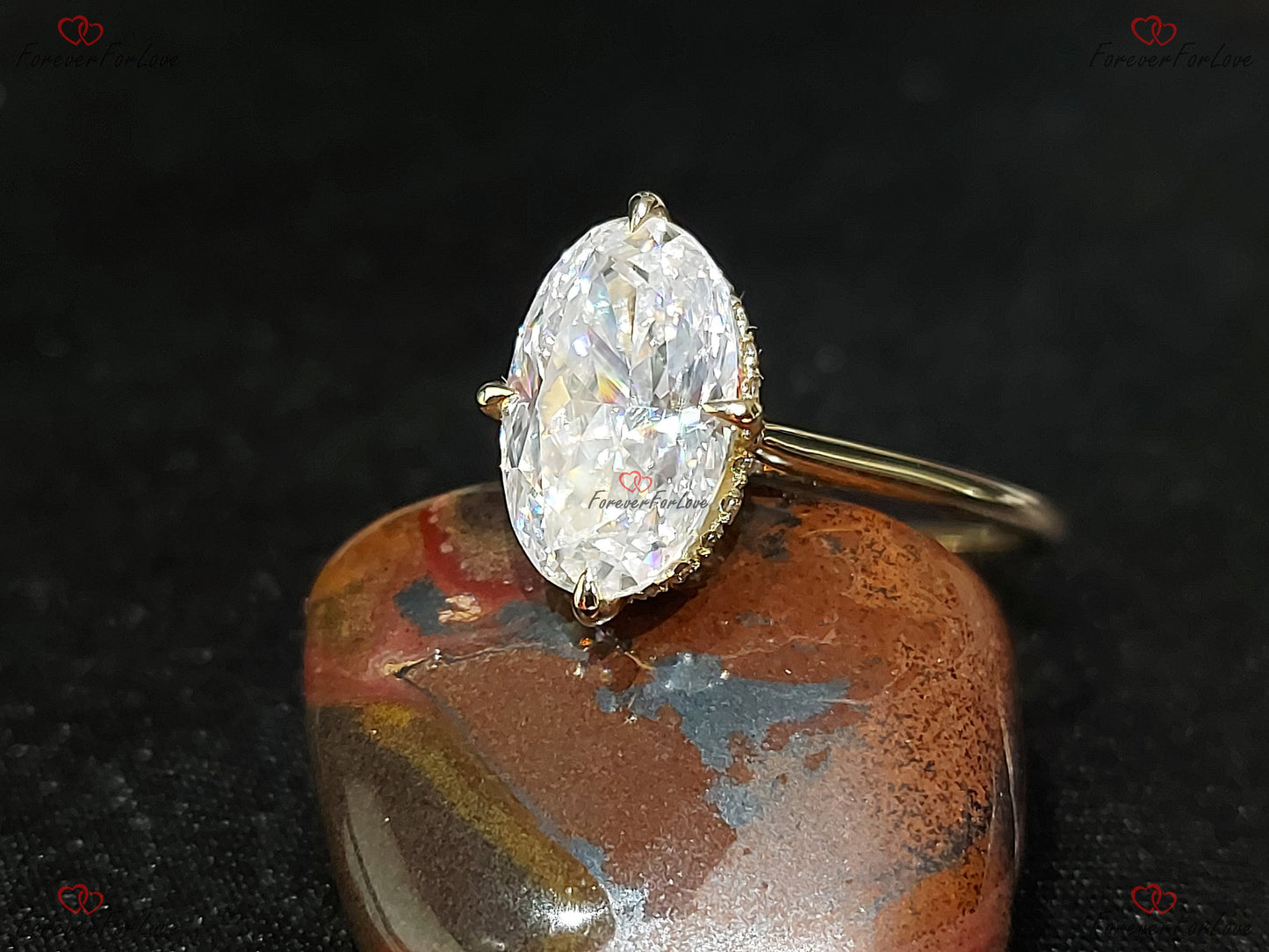 3 Karat ovaler Moissanit-Verlobungsring mit verstecktem Halo Oval cut Moissanite engagement ring in 935 Argentium Silber — custom handcrafted by Forever For Love