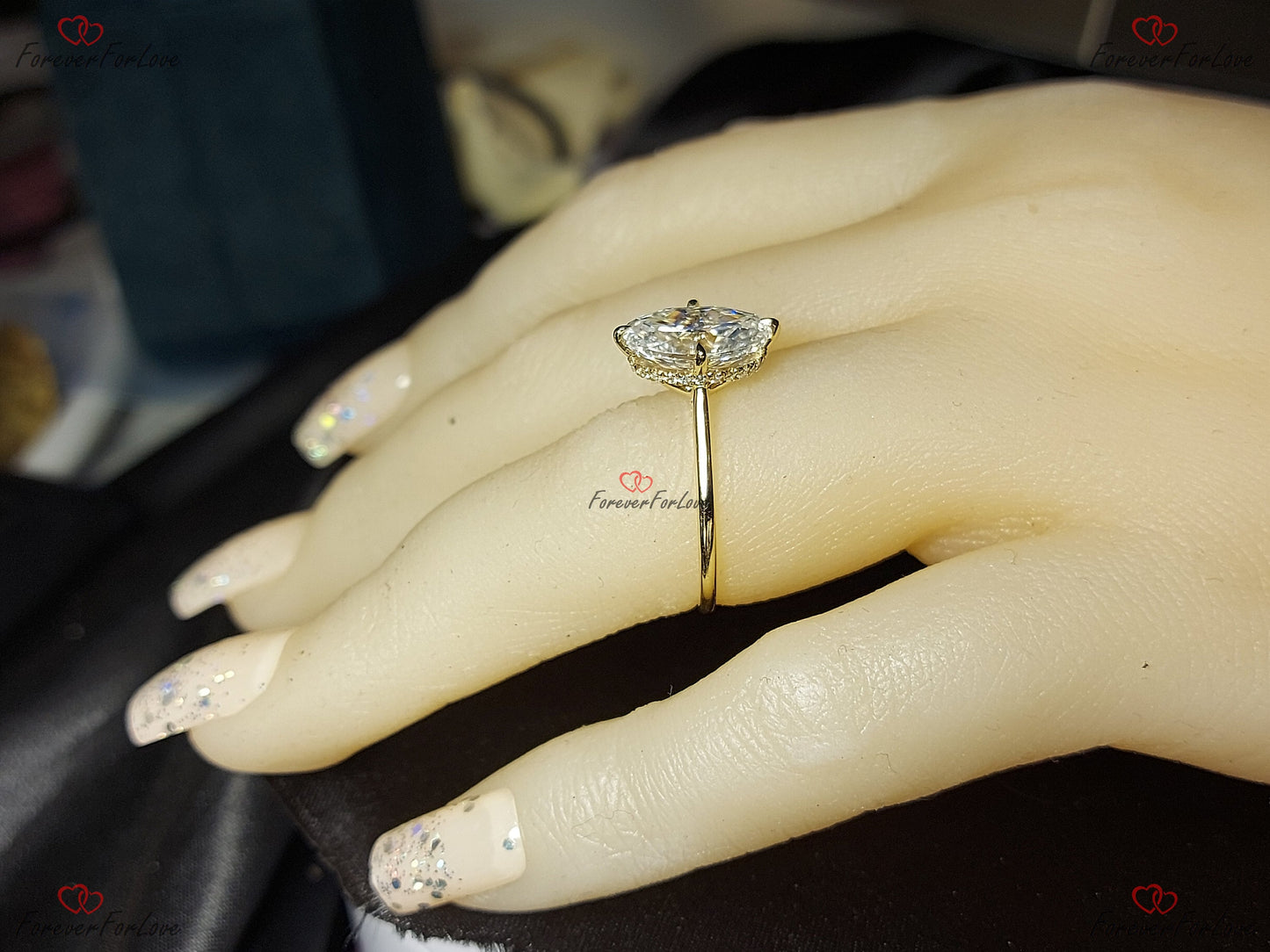3 Karat ovaler Moissanit-Verlobungsring mit verstecktem Halo Oval cut Moissanite engagement ring in 935 Argentium Silber — custom handcrafted by Forever For Love