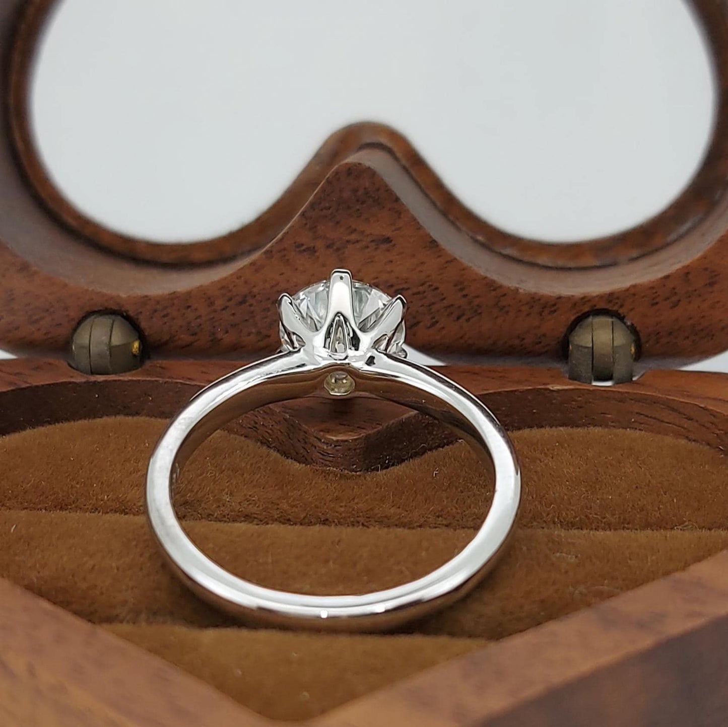 Bague de fiançailles solitaire en diamant rond de laboratoire de 1,58 carat certifié IGI Round cut 1Ct Moissanite taille brillant engagement ring in Gold or Platinum — custom handcrafted by Forever For Love