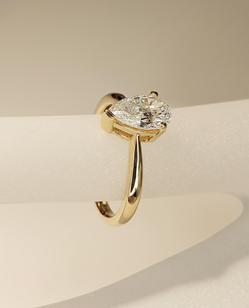 Bague de fiançailles poire 1,25 carat en diamant de laboratoire Pear cut 1Ct Moissanite Taille Brillant engagement ring in Gold or Platinum — custom handcrafted by Forever For Love