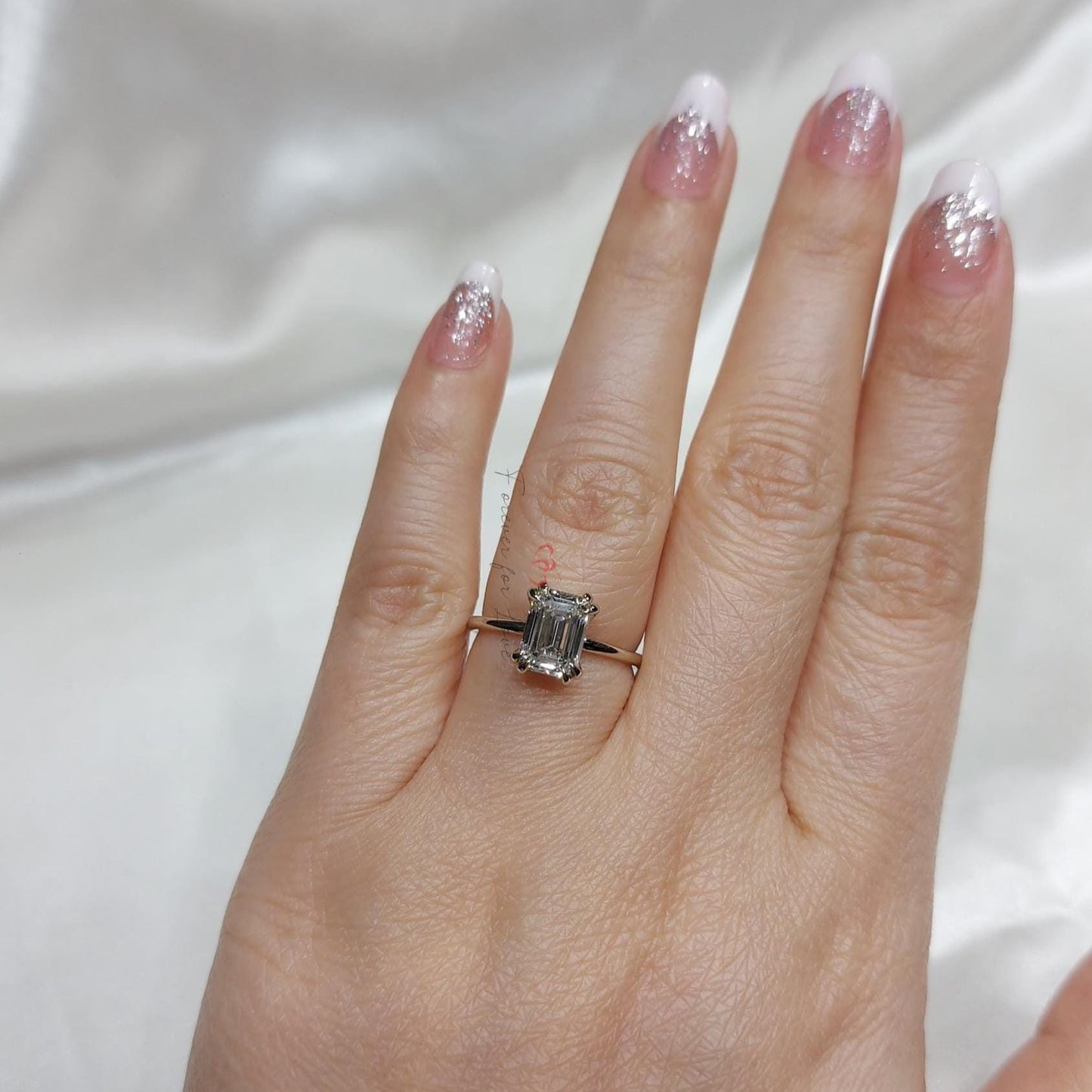 2 Karat IGI zertifizierter Smaragd-Diamant-Verlobungsring mit verstecktem Smaragd-Halo Emerald cut Moissanite engagement ring in 935 Argentium Silber — custom handcrafted by Forever For Love
