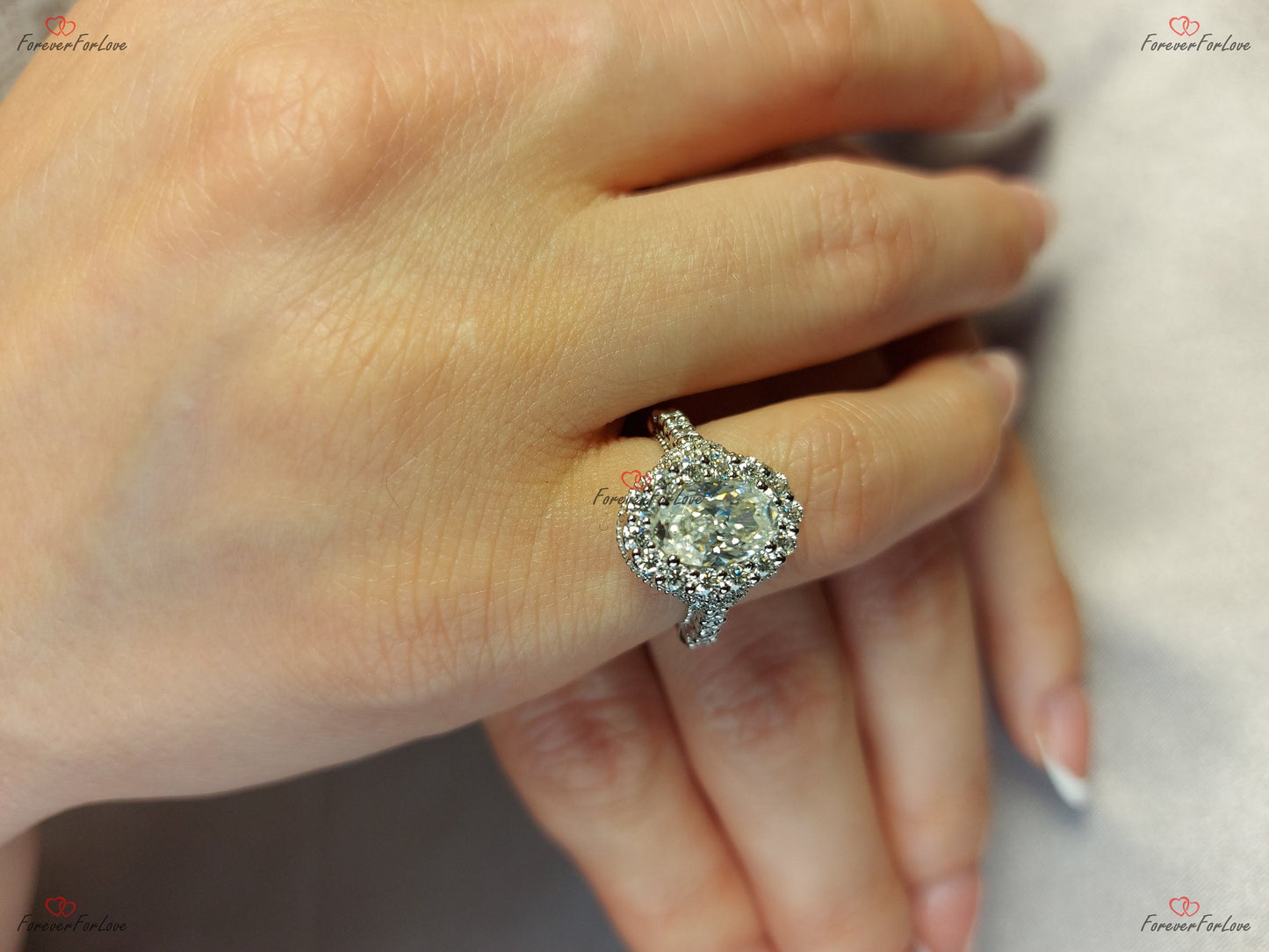 1,5 Karat ovaler Crushed-Ice-Moissanit-Verlobungsring im Vintage-Stil Oval cut Moissanite engagement ring in 935 Argentium Silber — custom handcrafted by Forever For Love