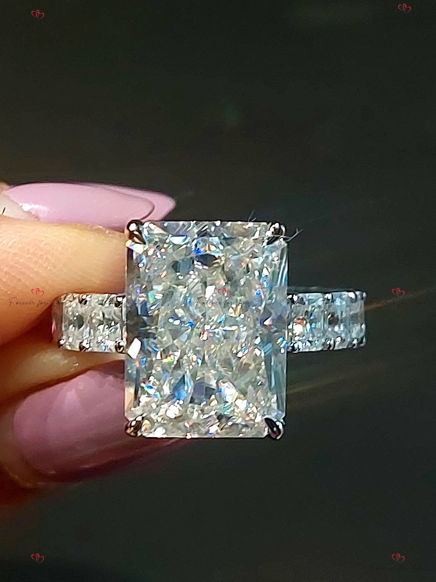 Bague de fiançailles solitaire en moissanite taille radiant 10 carats Radiant cut Moissanite taille brillant engagement ring in Gold or Platinum — custom handcrafted by Forever For Love