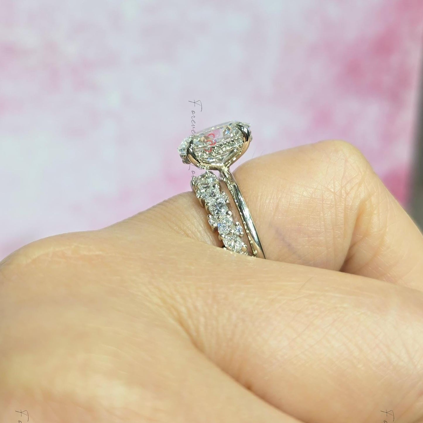Verlobungsring-Set mit 3 Karat ovalem Labor-Diamanten, E, VVS2 Diamantring für Damen, Jubiläumsgeschenk, Diamantring, als Set verkauft. Oval cut Moissanite engagement ring in 935 Argentium Silber — custom handcrafted by Forever For Love