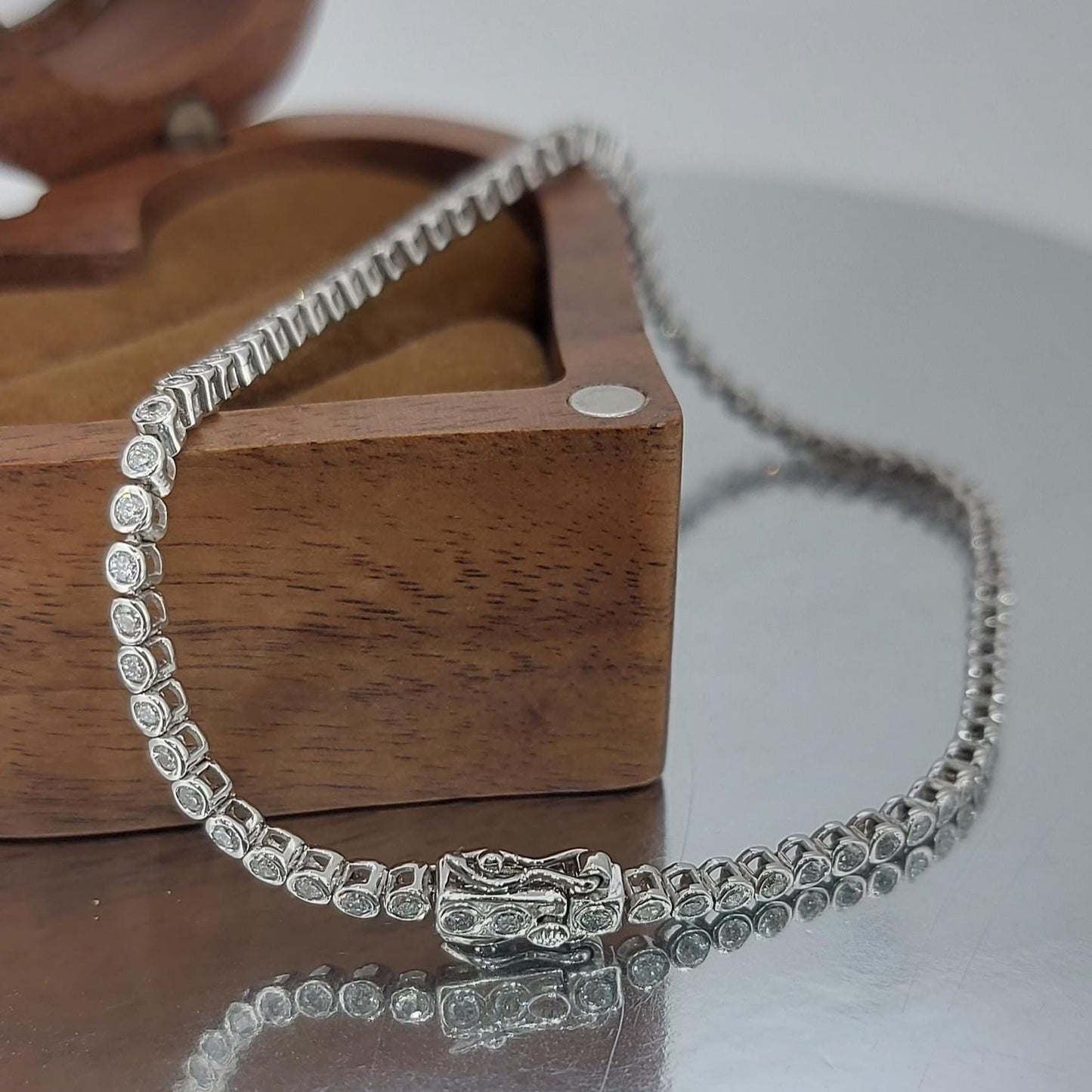 Diamant Tennisarmband mit Lünette 14K Weißgold rundes Tennisarmband, im Labor gezüchtetes Armband, wunderschönes Armband mit weißen Diamanten, rundes Armband. Moissanite engagement ring in Gold or Platinum — custom handcrafted by Forever For Love