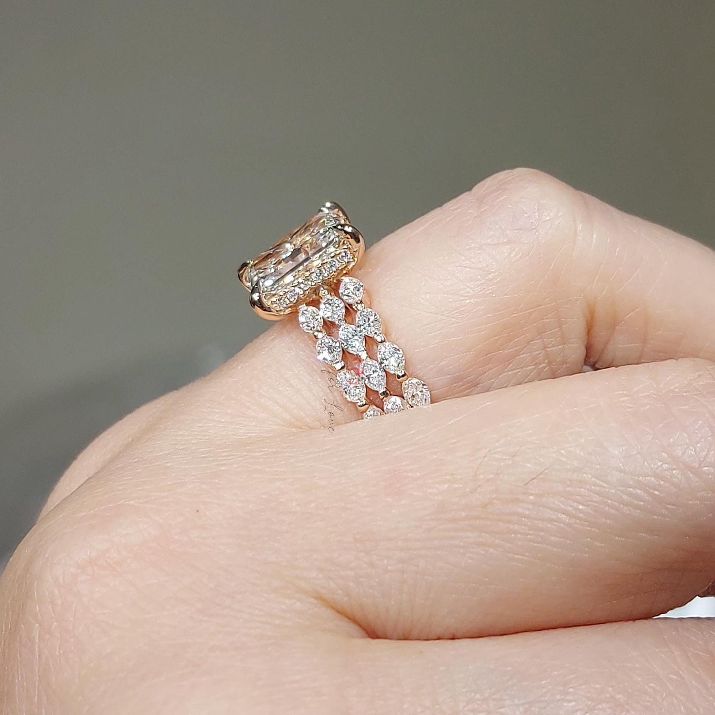 Alliance Éternité en Diamants Taille Radiant de 3 Carats Radiant cut Moissanite taille brillant engagement ring in Gold or Platinum — custom handcrafted by Forever For Love