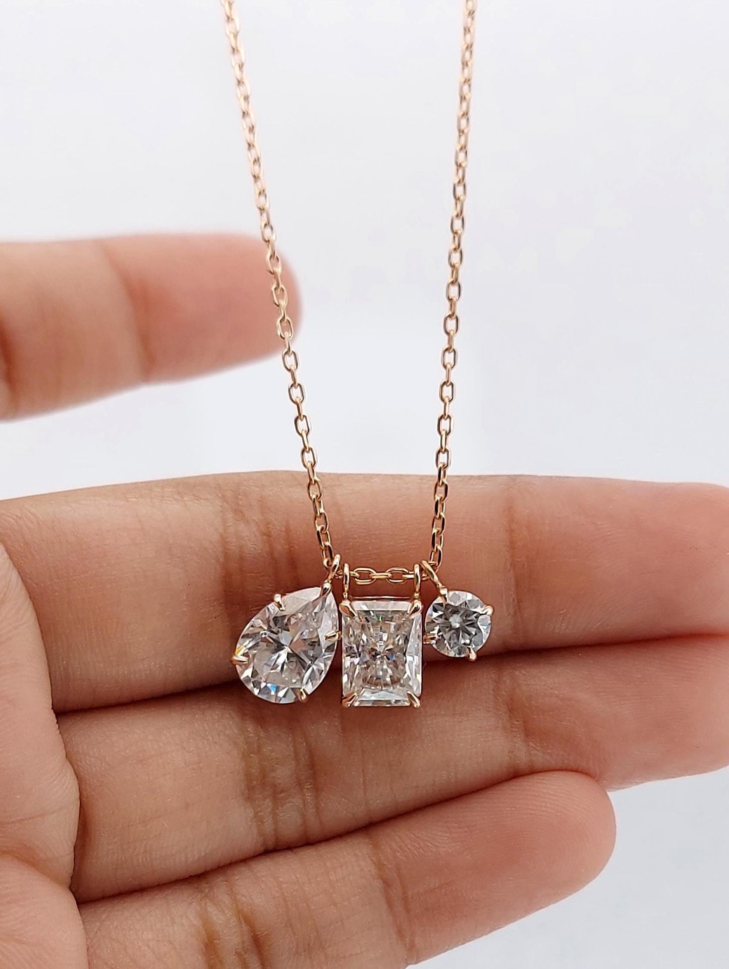 Pendentif flottant solitaire en or rose 14 carats, certifié IGI, avec diamants taille poire, émeraude et ronds, 4,5 ct E, VVS2, design personnalisé et chaîne Moissanite engagement ring in Gold or Platinum — custom handcrafted by Forever For Love