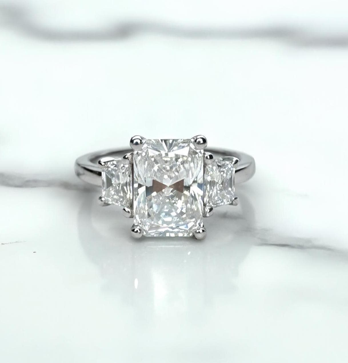 5 Karat E-Farbe VVS2 Reinheit IGI-zertifizierter strahlender Schliff Dreistein-Verlobungsring mit im Labor gezüchteten Diamanten, seitliche Trapeze 14 Karat Weißgold Radiant cut Moissanite engagement ring in Gold or Platinum — custom handcrafted by Forever For Love
