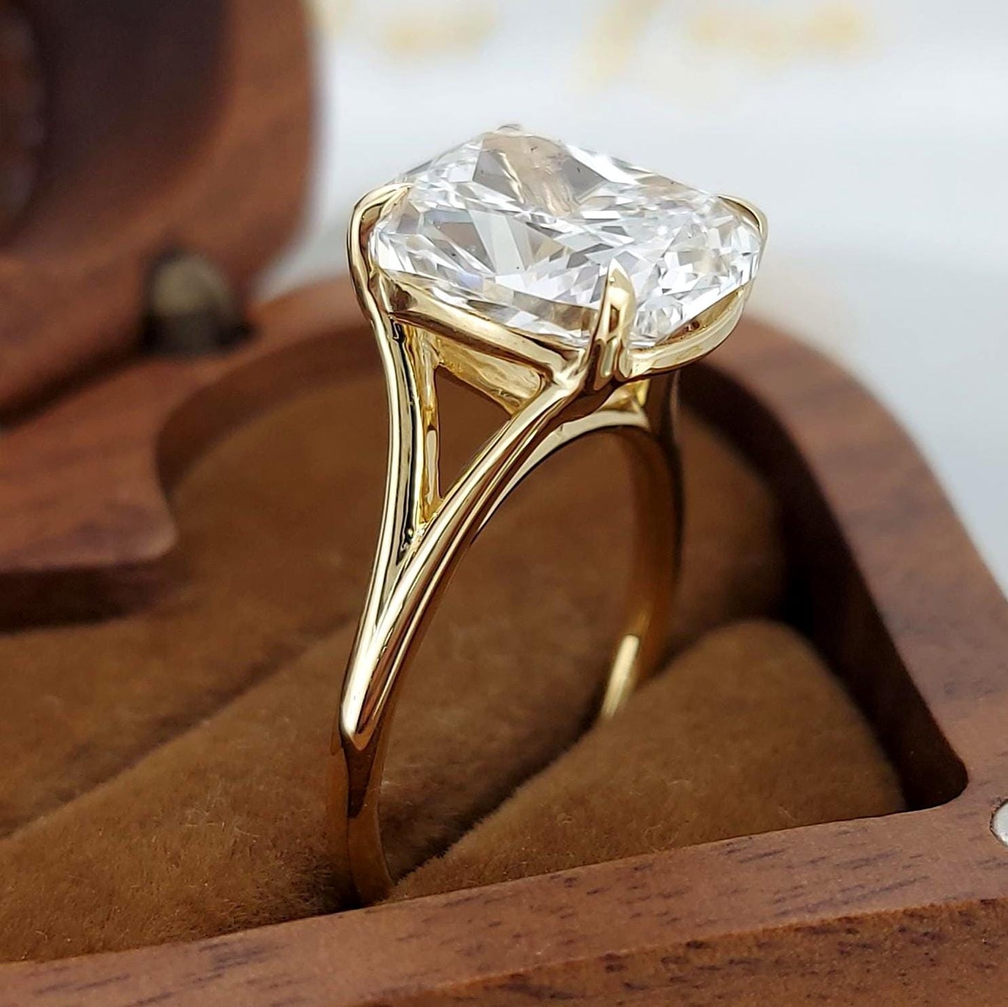 Bague de fiançailles solitaire à diamant de laboratoire taille coussin de 4 carats certifié IGI Cushion cut 1Ct Moissanite taille brillant engagement ring in Gold or Platinum — custom handcrafted by Forever For Love