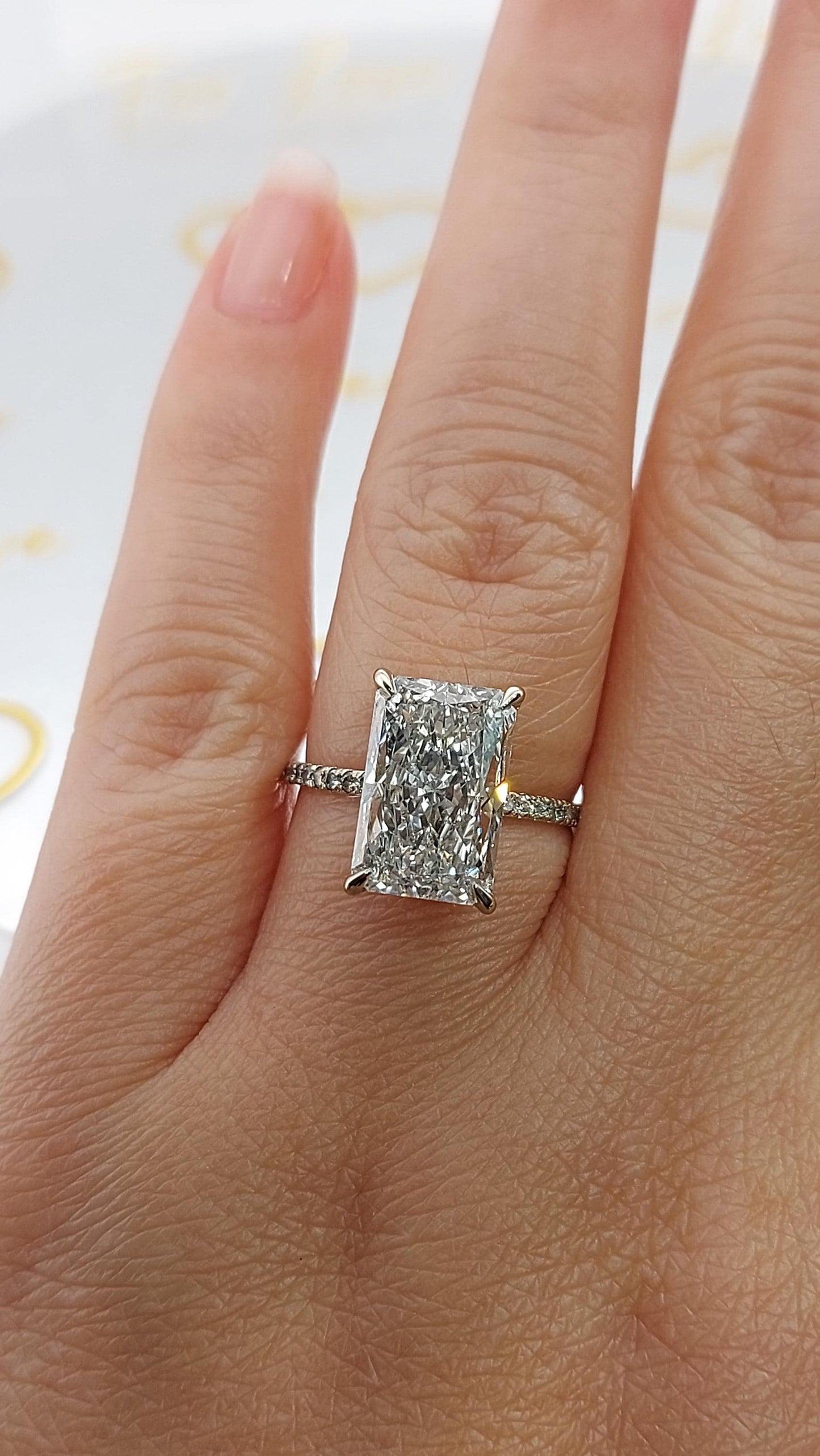 5 Karat Radiant IGI-zertifizierter Labor-Diamant-Verlobungsring Radiant cut Moissanite engagement ring in 935 Argentium Silber — custom handcrafted by Forever For Love