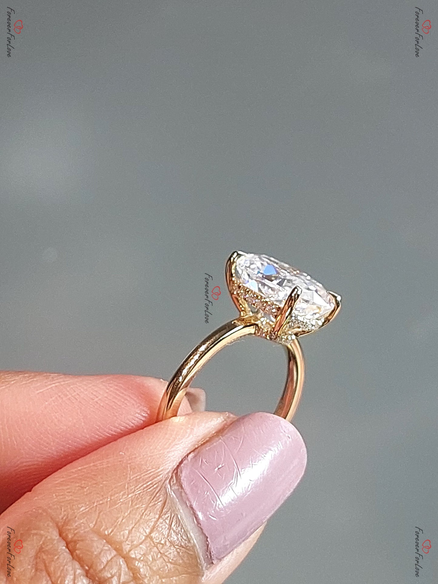 Bague de fiançailles Moissanite ovale 4,5 carats avec diamant et halo caché brillant Oval cut 1Ct Moissanite taille brillant engagement ring in Gold or Platinum — custom handcrafted by Forever For Love