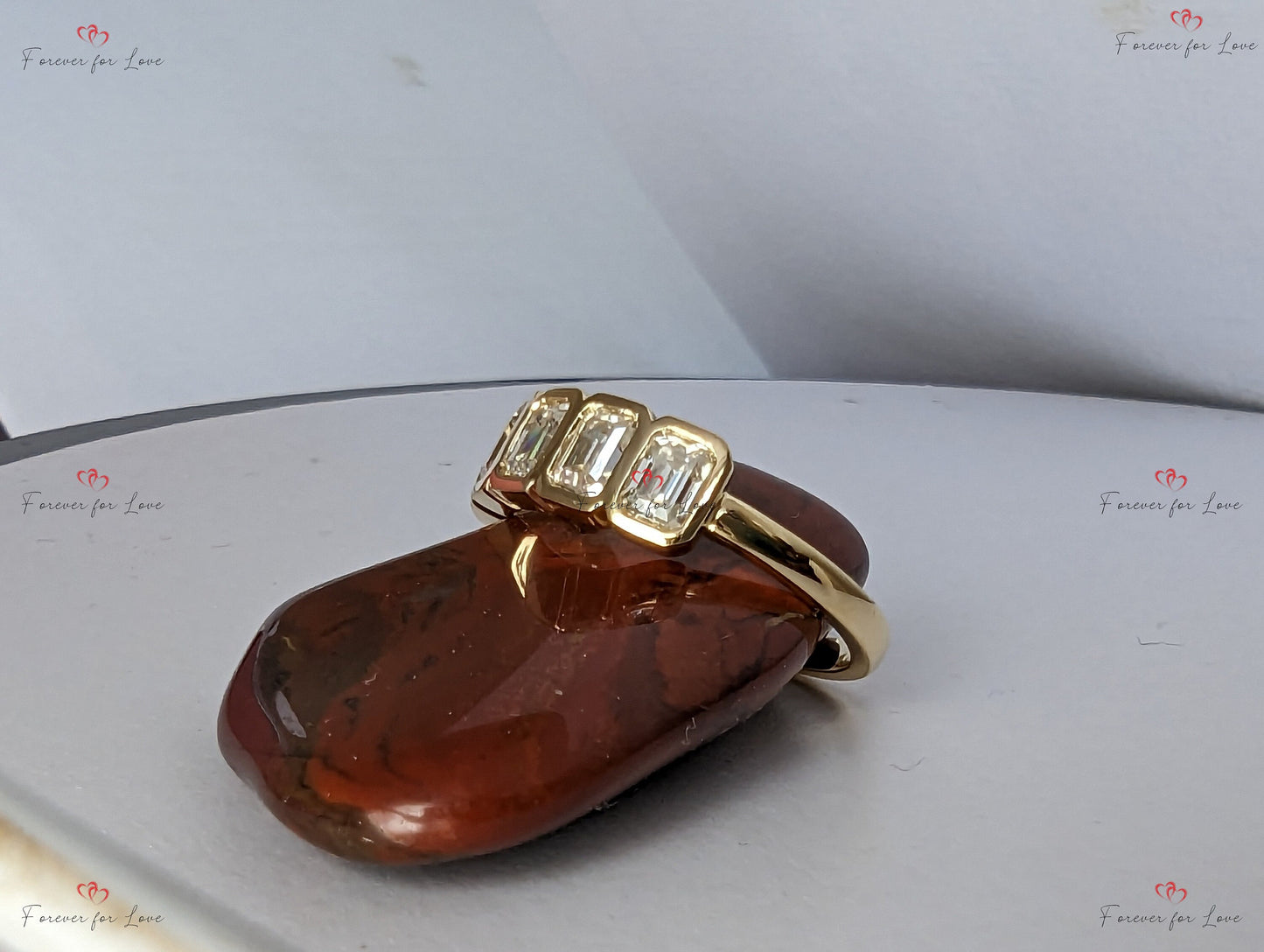 Bague d'anniversaire taille émeraude Moissanite, bague de mariage demi-éternité, serti clos en or jaune 14 carats, bague statement Emerald cut Moissanite taille brillant engagement ring in Gold or Platinum — custom handcrafted by Forever For Love