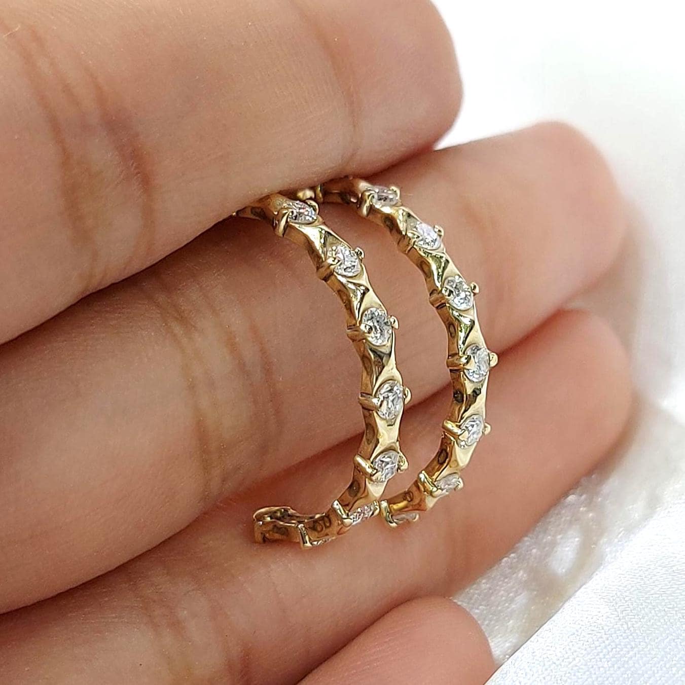 14 Karat Gold Ohrstecker mit runden Diamanten, Einzigartiges Design, Minimalistische Ohrringe, Perfekt für den Alltag, Geschenk für Sie Moissanite engagement ring in Gold or Platinum — custom handcrafted by Forever For Love