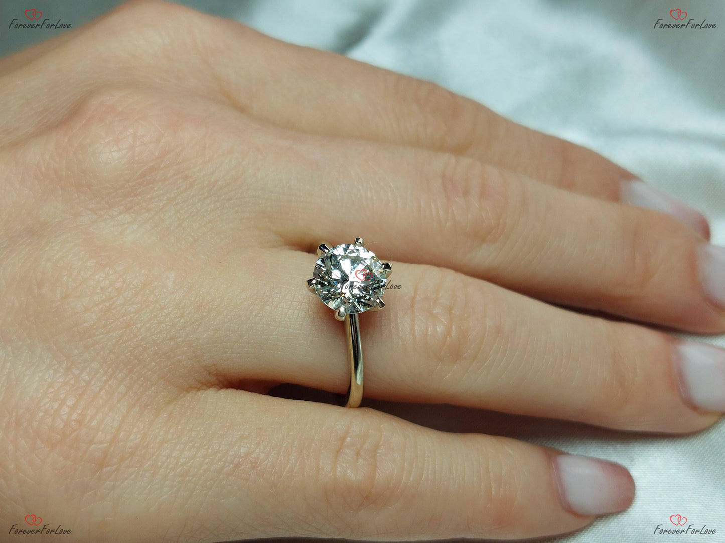 Bague de fiançailles solitaire en diamant rond de laboratoire de 2,5 carats certifié IGI Round cut 1Ct Moissanite taille brillant engagement ring in Gold or Platinum — custom handcrafted by Forever For Love