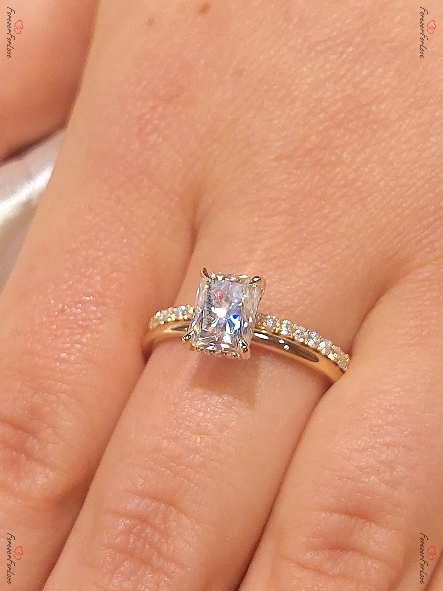 2 Karat strahlender Labor-Diamant & Moissanit Eternity Ring Radiant cut Moissanite engagement ring in 935er Argentium Silber — custom handcrafted by Forever For Love