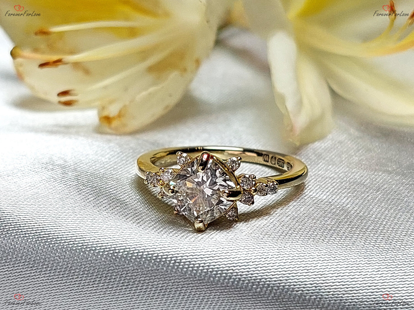 Bague de fiançailles en diamant de laboratoire taille coussin de 1,5 carat certifié IGI Cushion cut Moissanite engagement ring in Gold or Platinum — custom handcrafted by Forever For Love