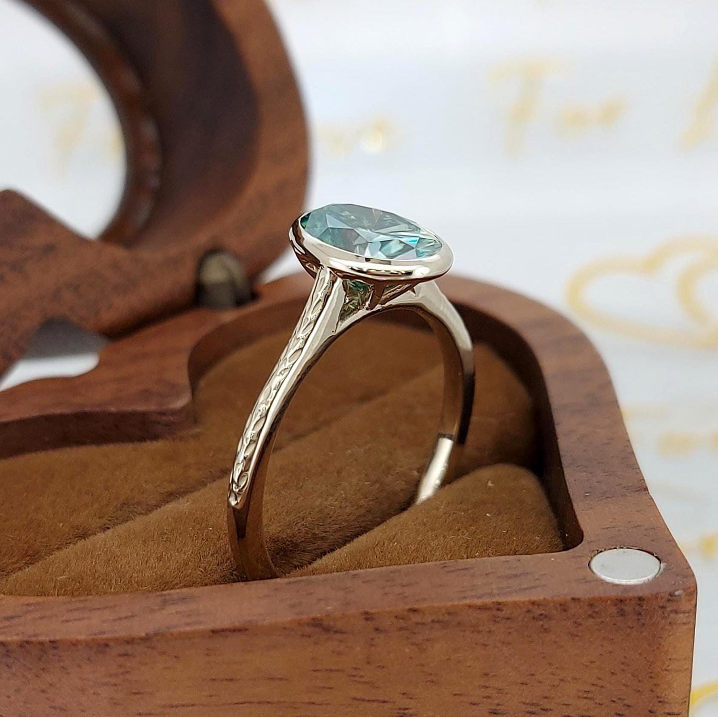 Bague de Fiançailles Solitaire Ovale en Moissanite 1,5 Ct avec Sertissage Clos Oval cut 1Ct Moissanite taille brillant engagement ring in Gold or Platinum — custom handcrafted by Forever For Love