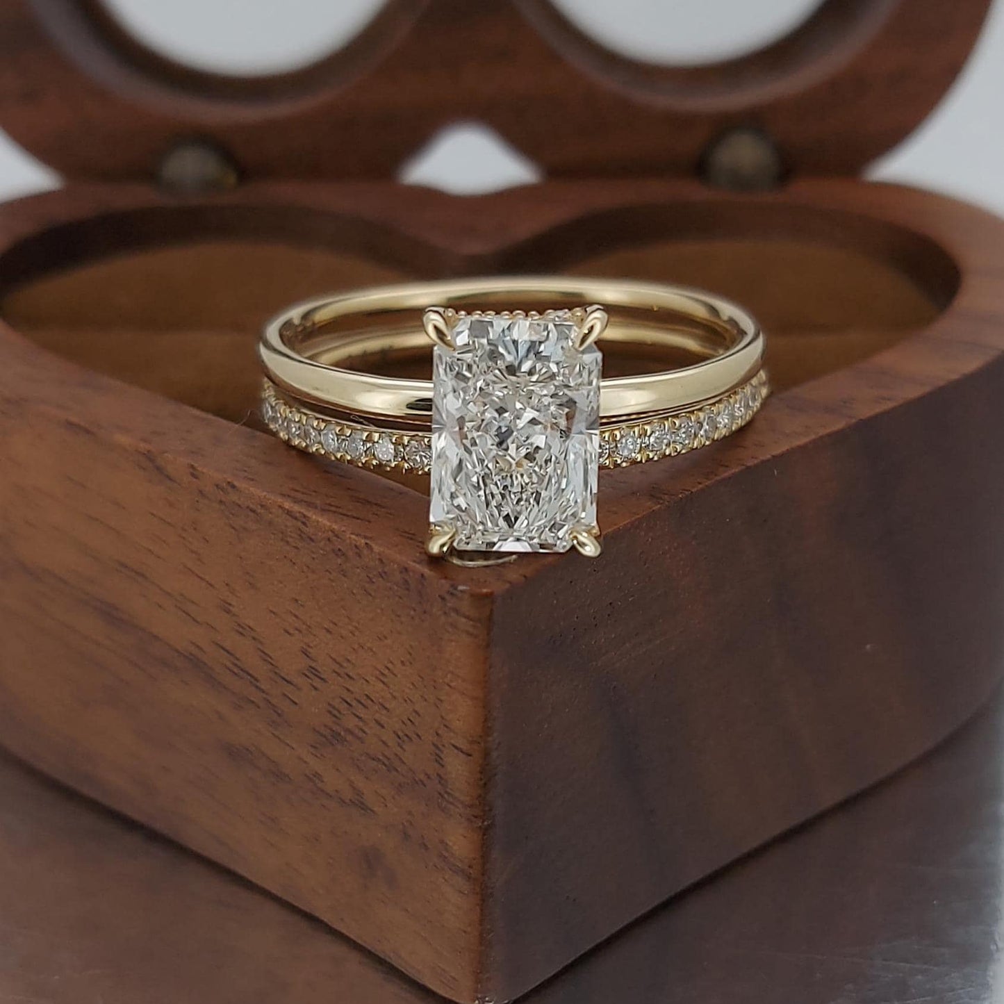 2,5 Karat IGI-zertifizierter Radiant Labordiamant Halo Ring Radiant cut Moissanite engagement ring in 935 Argentium Silber — custom handcrafted by Forever For Love