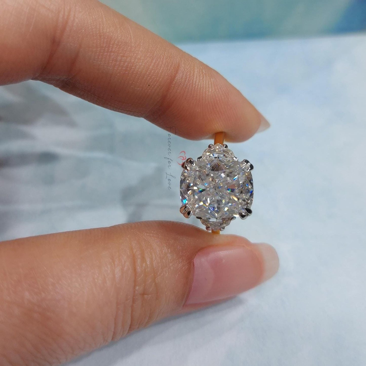 Bague de fiançailles en moissanite taille coussin, bague de fiançailles avec halo caché, solitaire taille coussin, taille coussin en or massif, bague de demande en solitaire. Cushion cut 1Ct Moissanite taille brillant engagement ring in Gold or Platinum — custom handcrafted by Forever For Love