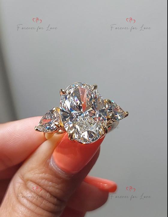 Bague de fiançailles trilogie avec diamant de synthèse ovale certifié IGI de 12 carats Oval cut Moissanite engagement ring in Gold or Platinum — custom handcrafted by Forever For Love