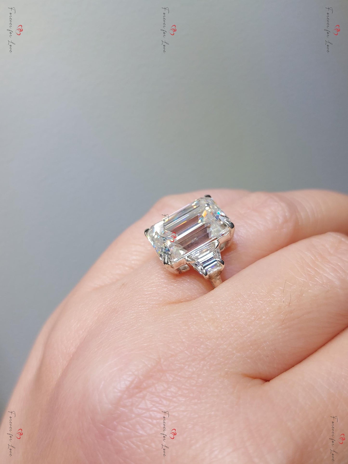 Drei-Stein-Verlobungsring mit smaragdgeschliffenem Moissanit, smaragdgeschliffenem und trapezgeschliffenem Moissanit, Drei-Stein-Ehering, Jahrestagsring. Emerald cut Moissanite engagement ring in Gold or Platinum — custom handcrafted by Forever For Love