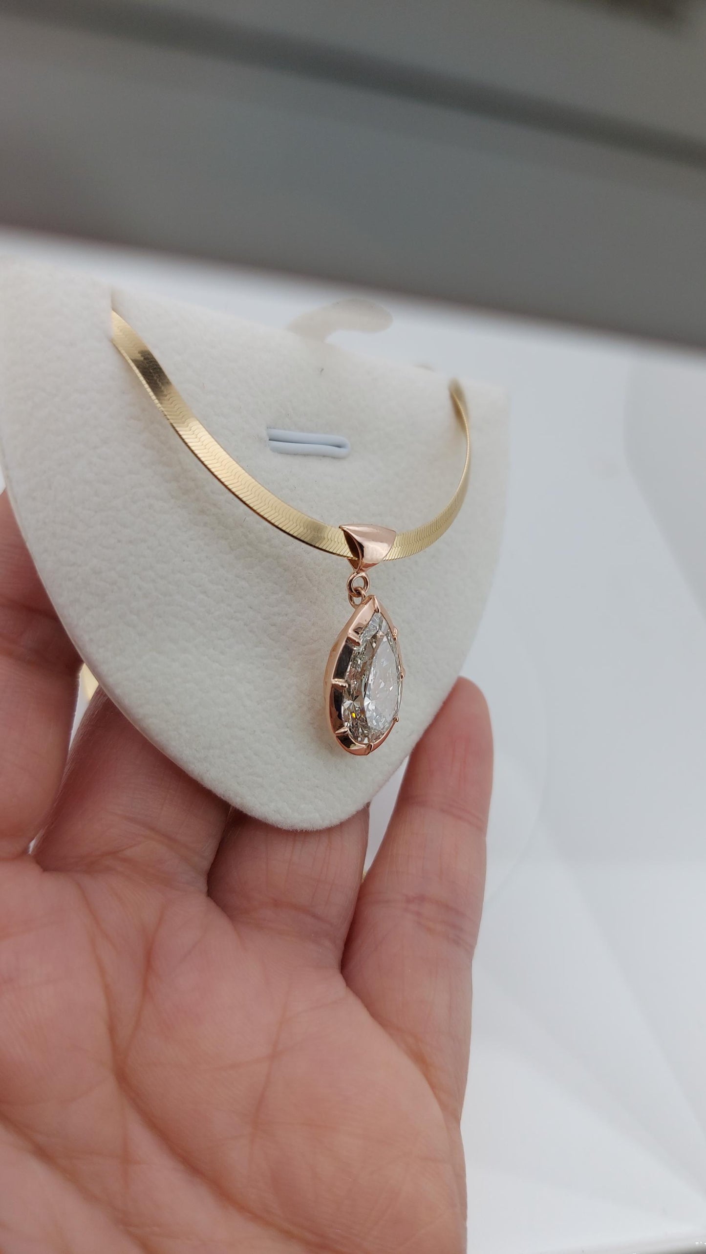 Birnenförmiger Diamant-Solitär-Floating-Anhänger mit 45 cm Kette, IGI-zertifiziert, 6 Karat, F-Farbe, VS1 Reinheit, 14 Karat Gelbgold, im Labor gezüchteter Diamant Moissanite engagement ring in Gold or Platinum — custom handcrafted by Forever For Love
