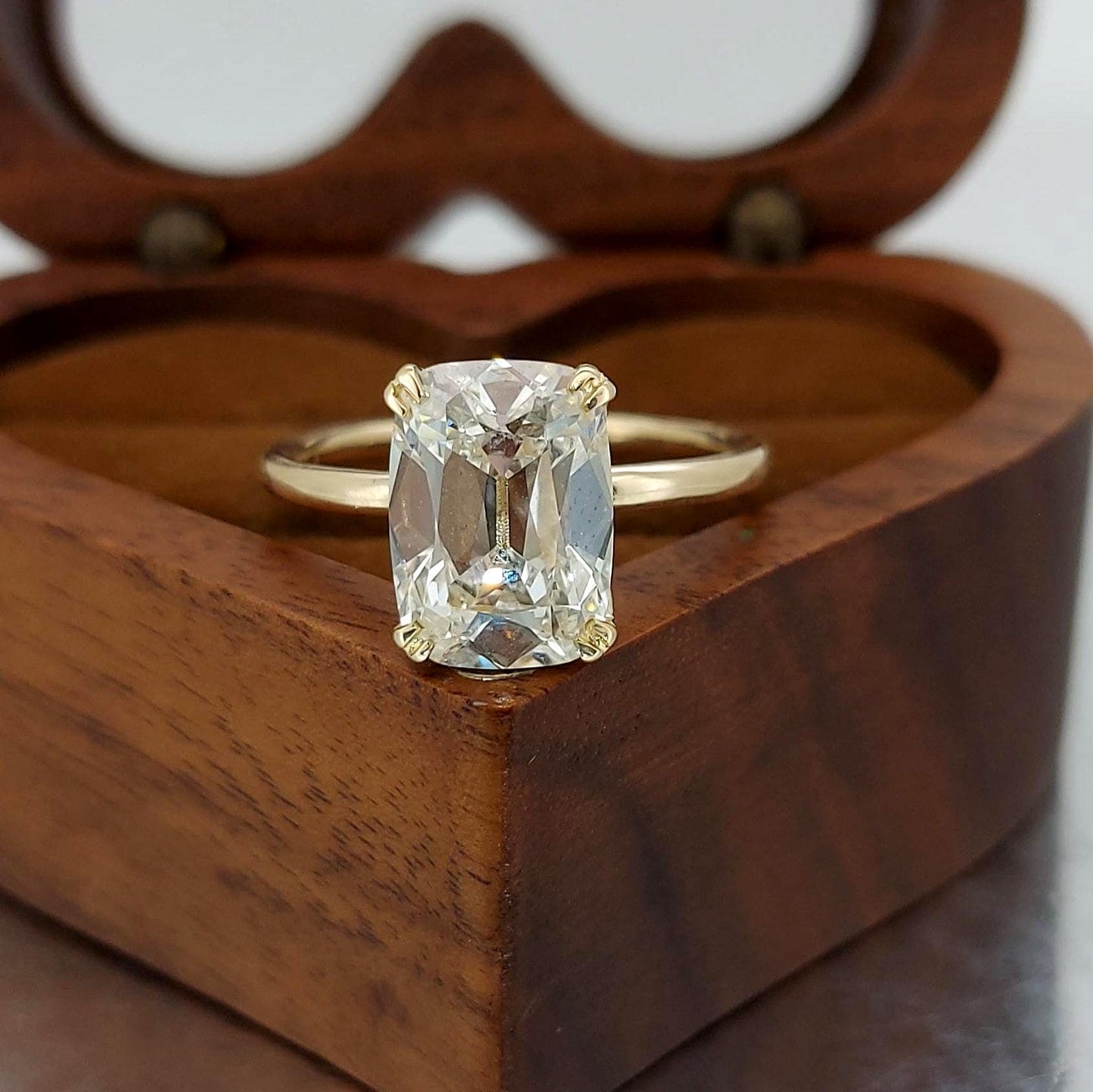 4 Karat IGI-zertifizierter Old-Mine-Labordiamant Solitär-Verlobungsring Moissanite engagement ring in 935 Argentium Silber — custom handcrafted by Forever For Love