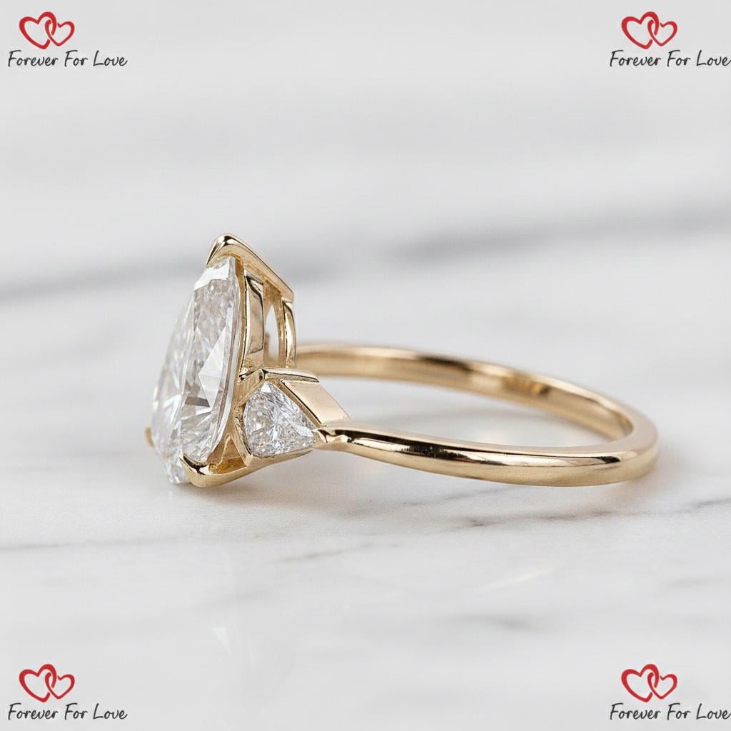 3,2 Karat IGI-zertifizierter birnenförmiger Labor-Diamant mit Drachen-Akzenten Verlobungsring Pear cut Moissanite engagement ring in 935 Argentium Silber — custom handcrafted by Forever For Love