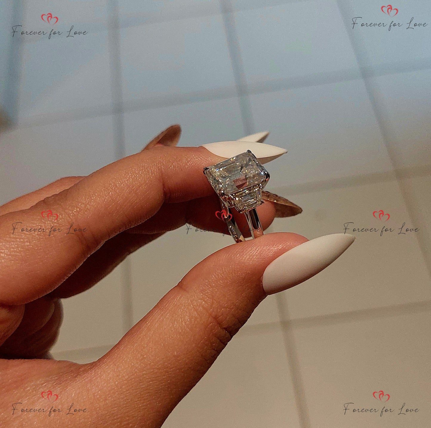 Verlobungsring mit smaragdgeschliffenem Diamanten (5 Karat), Trapeztrapez-Diamanten, Dreistein-Ehering, Jubiläums-Trilogie-Ring. Emerald cut Moissanite engagement ring in Gold or Platinum — custom handcrafted by Forever For Love