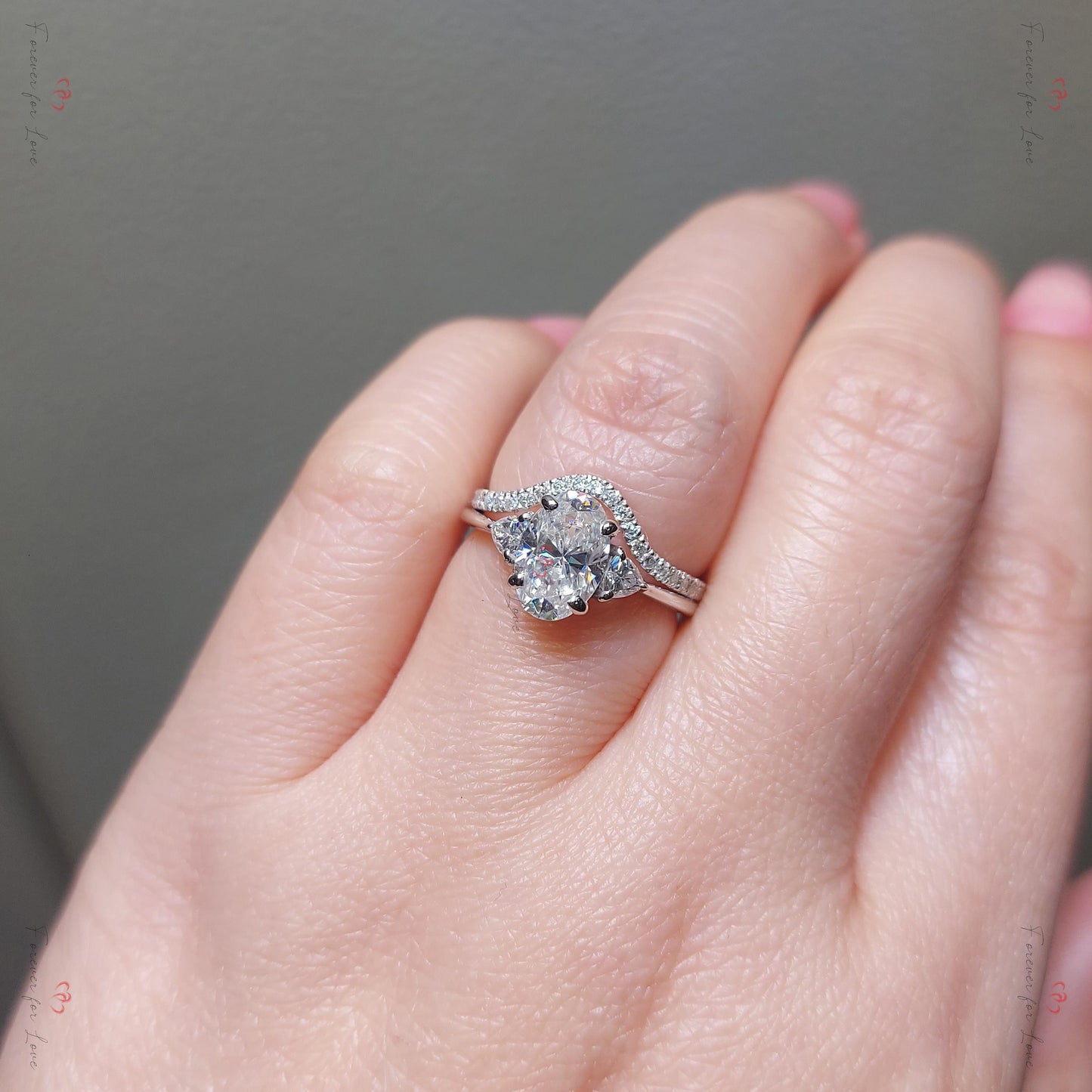 1,5 Karat ovaler Moissanit-Verlobungsring mit Akzentsteinen Oval cut Moissanite engagement ring in 935er Argentium Silber — custom handcrafted by Forever For Love