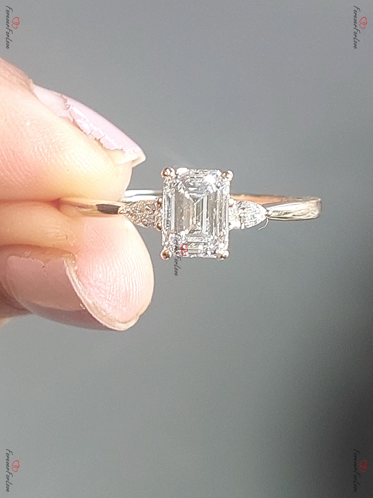 Smaragd-Labordiamant, Dreistein-Verlobungsring mit Smaragd Emerald cut Moissanite engagement ring in Gold or Platinum — custom handcrafted by Forever For Love