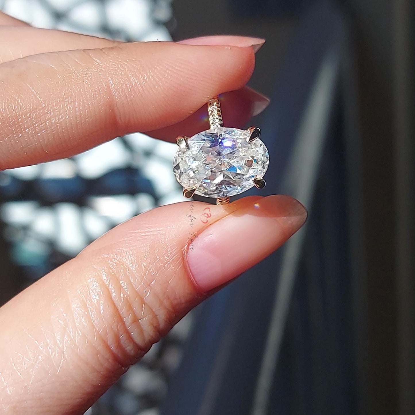 Verlobungsring mit ovalem Moissanit und verdecktem Halo Oval cut Moissanite engagement ring in 935er Argentium Silber — custom handcrafted by Forever For Love