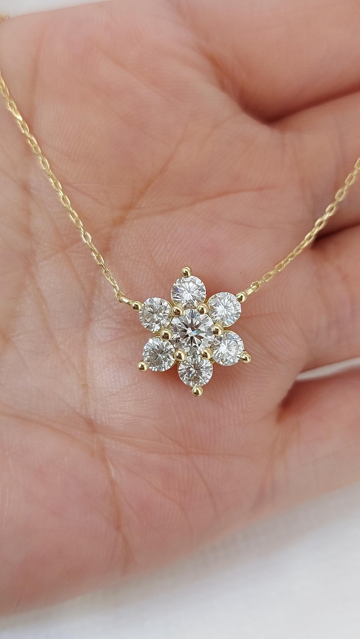 Collier en or jaune 14 carats, pendentif cœur minimaliste délicat, collier femme en diamant véritable, cadeau spécial pour elle. Moissanite engagement ring in Gold or Platinum — custom handcrafted by Forever For Love