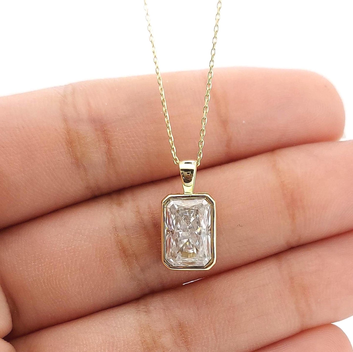 Pendentif solitaire avec chaîne en or jaune 14 carats, diamant radiant de 2 carats E/VVS2 certifié IGI, serti clos, diamant de laboratoire, cadeau parfait Moissanite engagement ring in Gold or Platinum — custom handcrafted by Forever For Love