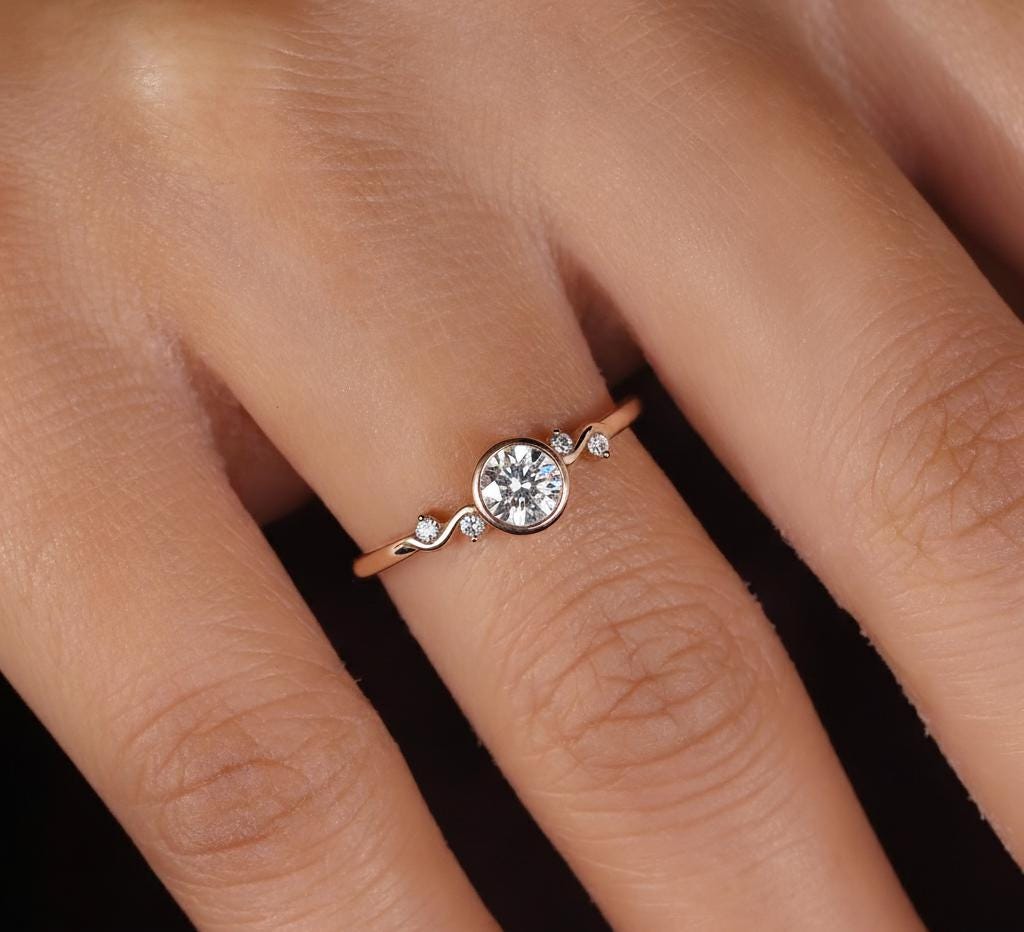 Verlobungsring mit rundem Labor-Diamanten Round cut Moissanite engagement ring in 935 Argentium Silber — custom handcrafted by Forever For Love
