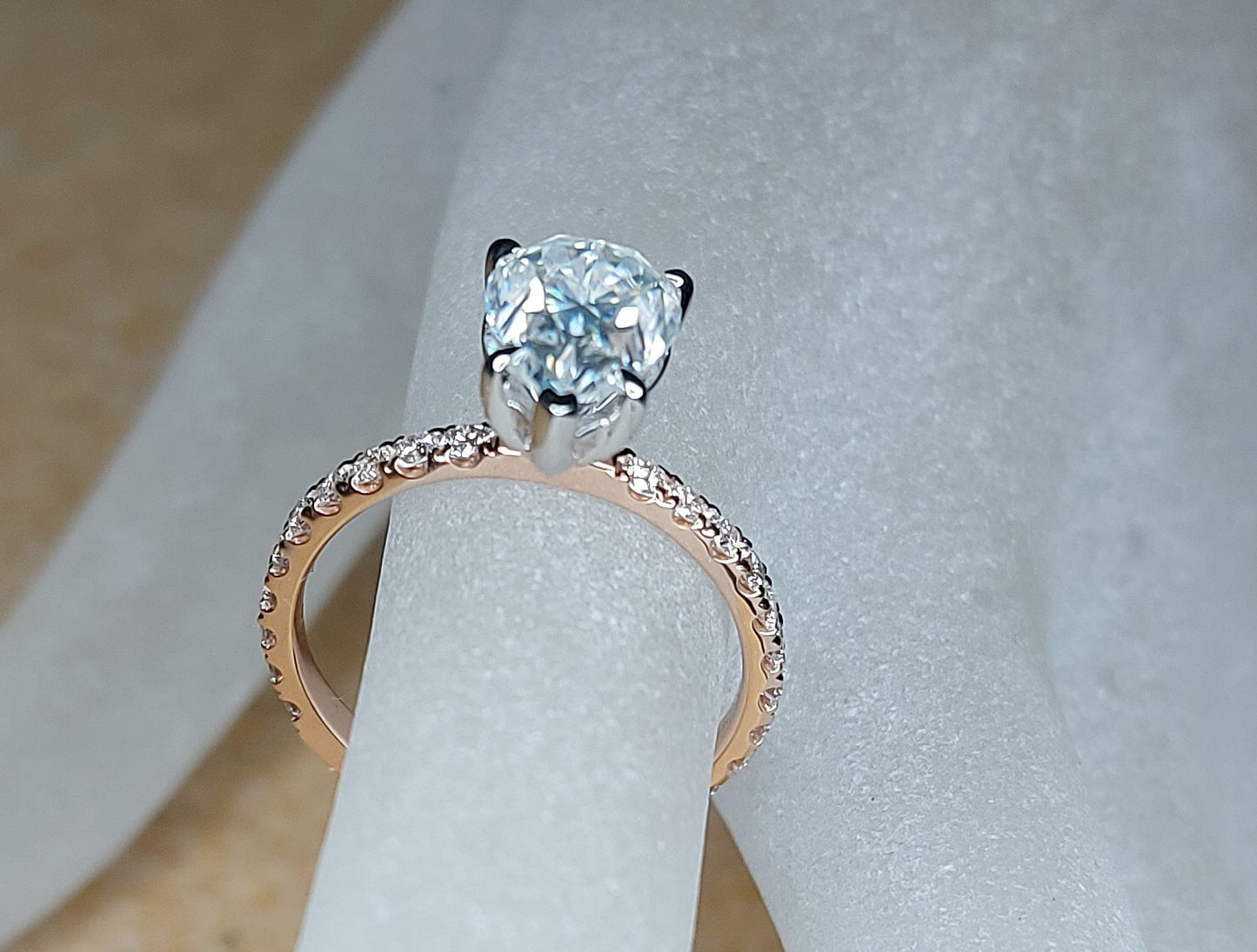 2 Karat birnenförmiger Moissanit-Verlobungsring mit Eternity-Band Pear cut Moissanite engagement ring in 935er Argentium Silber — custom handcrafted by Forever For Love