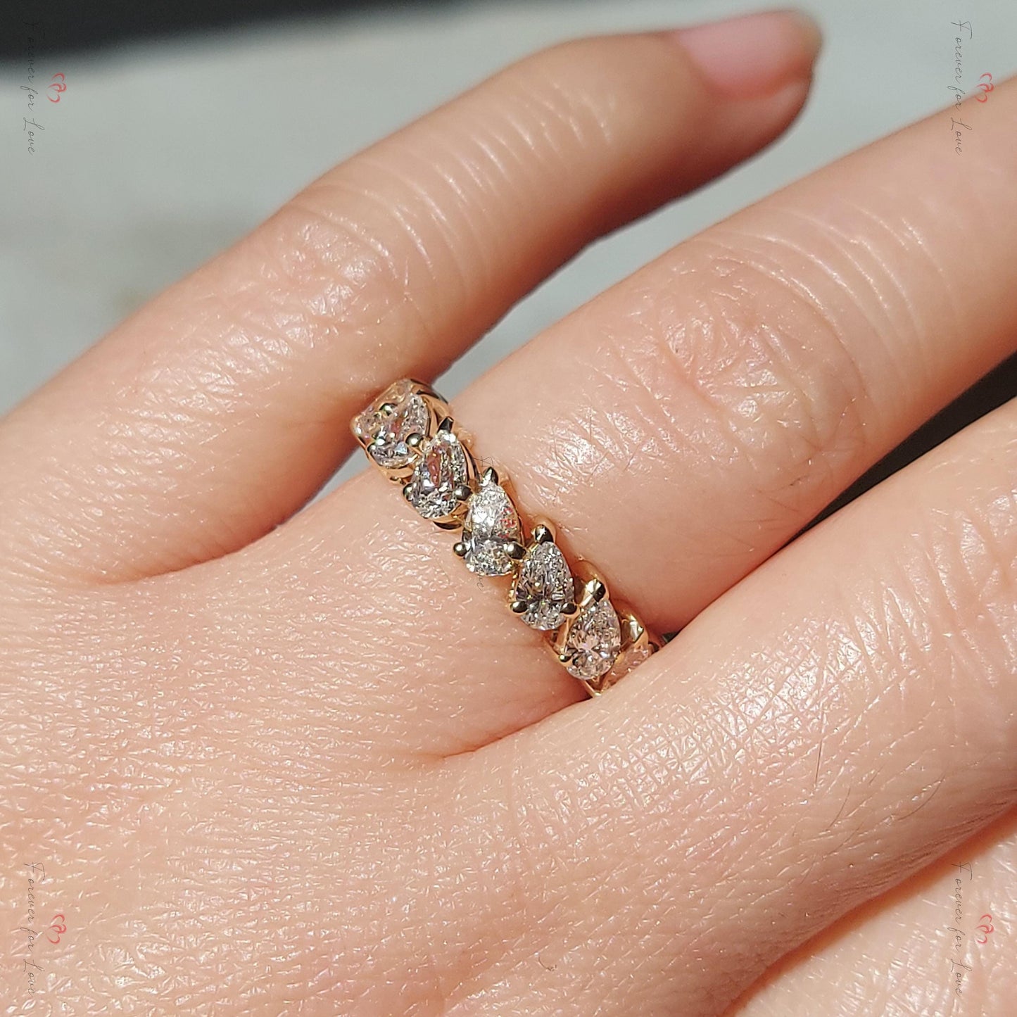 Bague Éternité Complète avec Diamants Taille Poire de Laboratoire, Certifiée, en Or Jaune, Sertie à Griffes Partagées Pear cut Moissanite taille brillant engagement ring in Gold or Platinum — custom handcrafted by Forever For Love