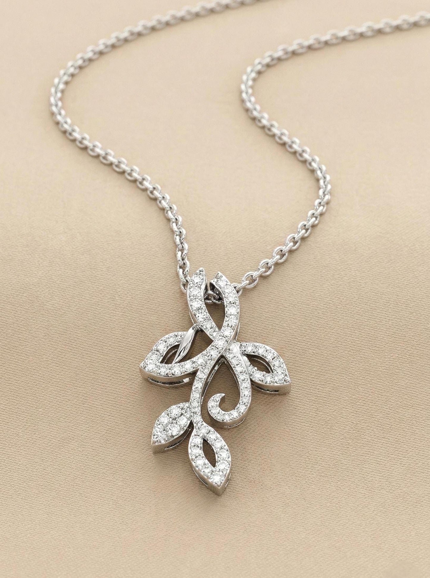 Collier Diamant Rond, Or Blanc 14 carats, Pendentif Minimaliste Délicat, Collier Femme Diamant de Laboratoire, Design Unique, Cadeau Spécial Pour Elle. Moissanite engagement ring in Gold or Platinum — custom handcrafted by Forever For Love