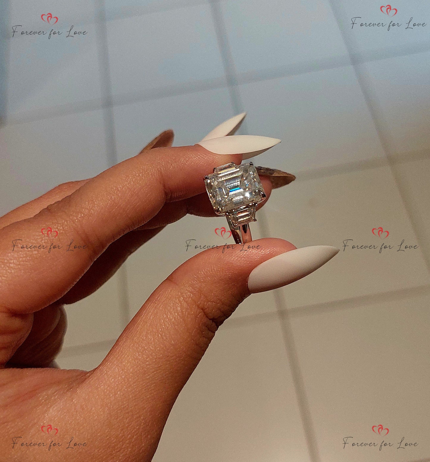 Verlobungsring mit smaragdgeschliffenem Diamanten (5 Karat), Trapeztrapez-Diamanten, Dreistein-Ehering, Jubiläums-Trilogie-Ring. Emerald cut Moissanite engagement ring in Gold or Platinum — custom handcrafted by Forever For Love