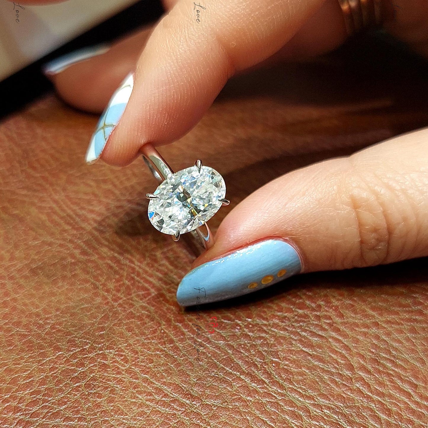 Verlobungsring mit ovalem Moissanit im Halo-Design Oval cut Moissanite engagement ring in 935er Argentium Silber — custom handcrafted by Forever For Love
